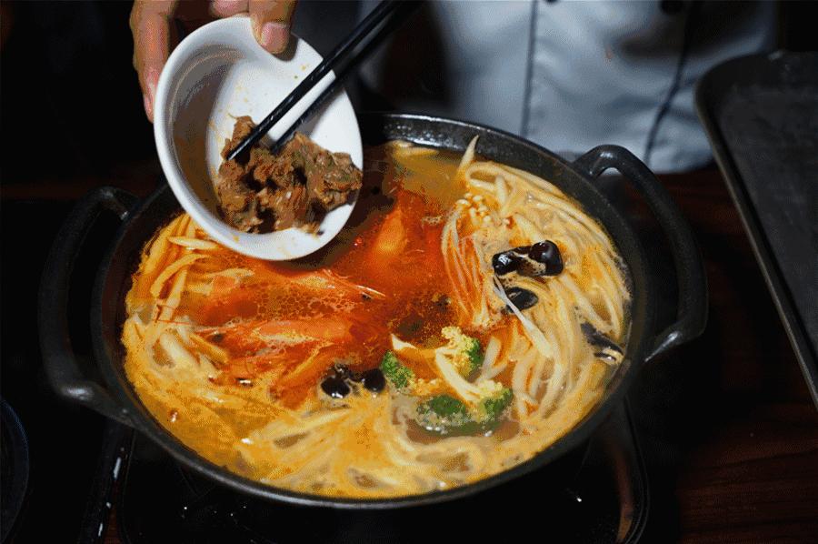 蒙眼用剪刀做面,服了!这么牛X的店居然系佛山的10年老字号!东家好吃才是硬道理!