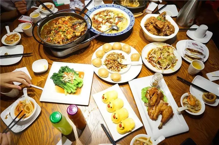 蒙眼用剪刀做面,服了!这么牛X的店居然系佛山的10年老字号!东家好吃才是硬道理!