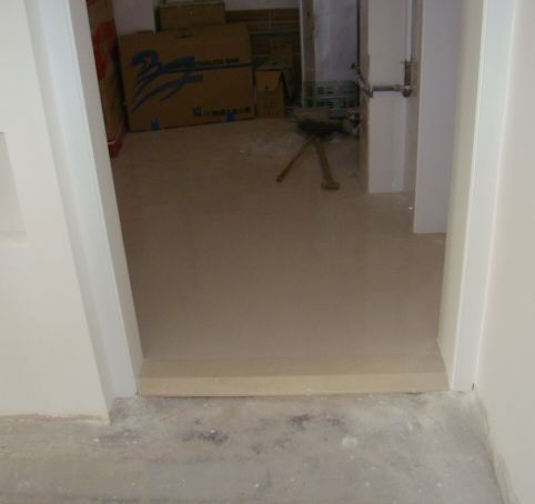 瓷砖铺完正常比没铺前高多少公分,瓷砖铺完了比客厅矮了五公分