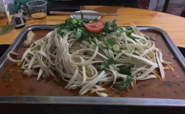 一个老外说要在1年内吃遍中国，结果5年了，还在新乡