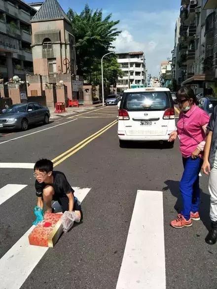 网友把足球PS成猫咪,毫无违和感!看什么看,没猫你踢什么球!