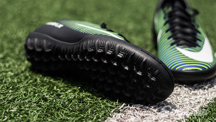 足球专用草坪地毯,足球场地适合的球鞋