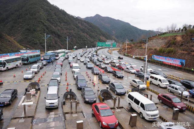 高速遇堵车七个细节决定你的安全,在高速堵车时想去厕所怎么办