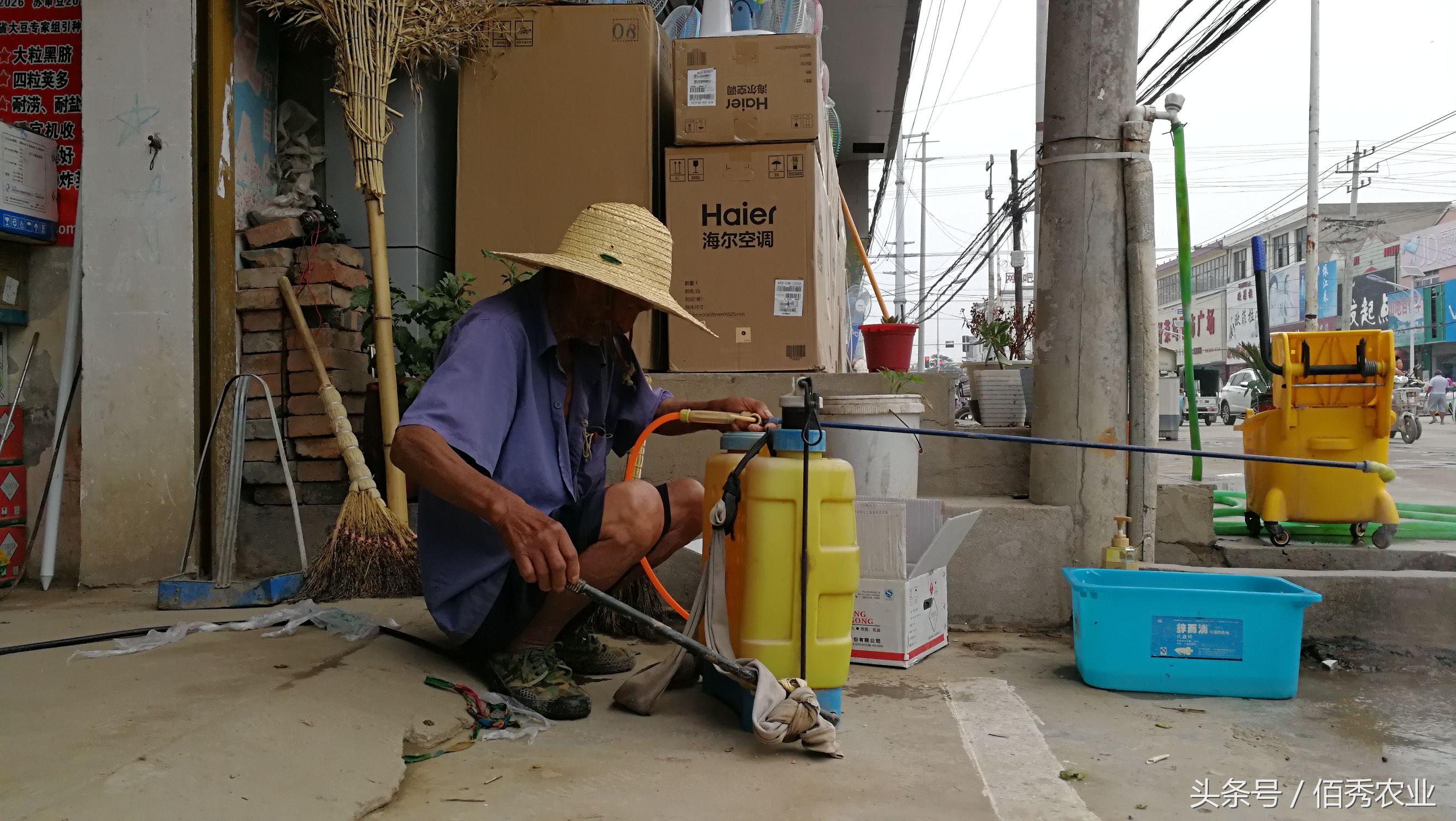 脸红！你在城里享福，父母却在农村做这种事！