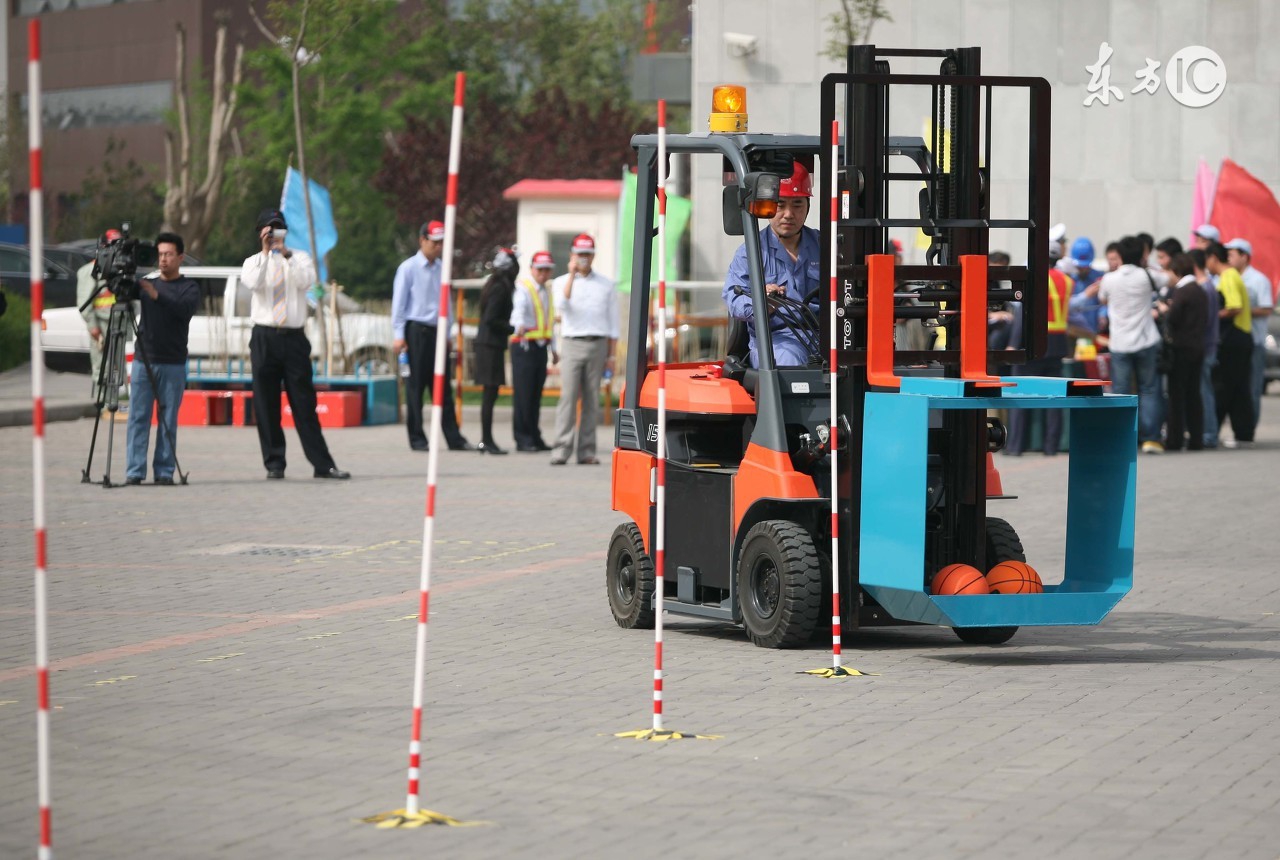 学叉车培训一般多少钱,学开叉车学费是多少钱