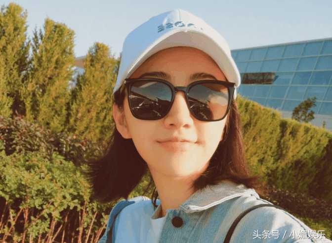 景甜晒嘟嘴自拍照回复评论：宝宝你脚臭景甜称呼的宝宝是谁？