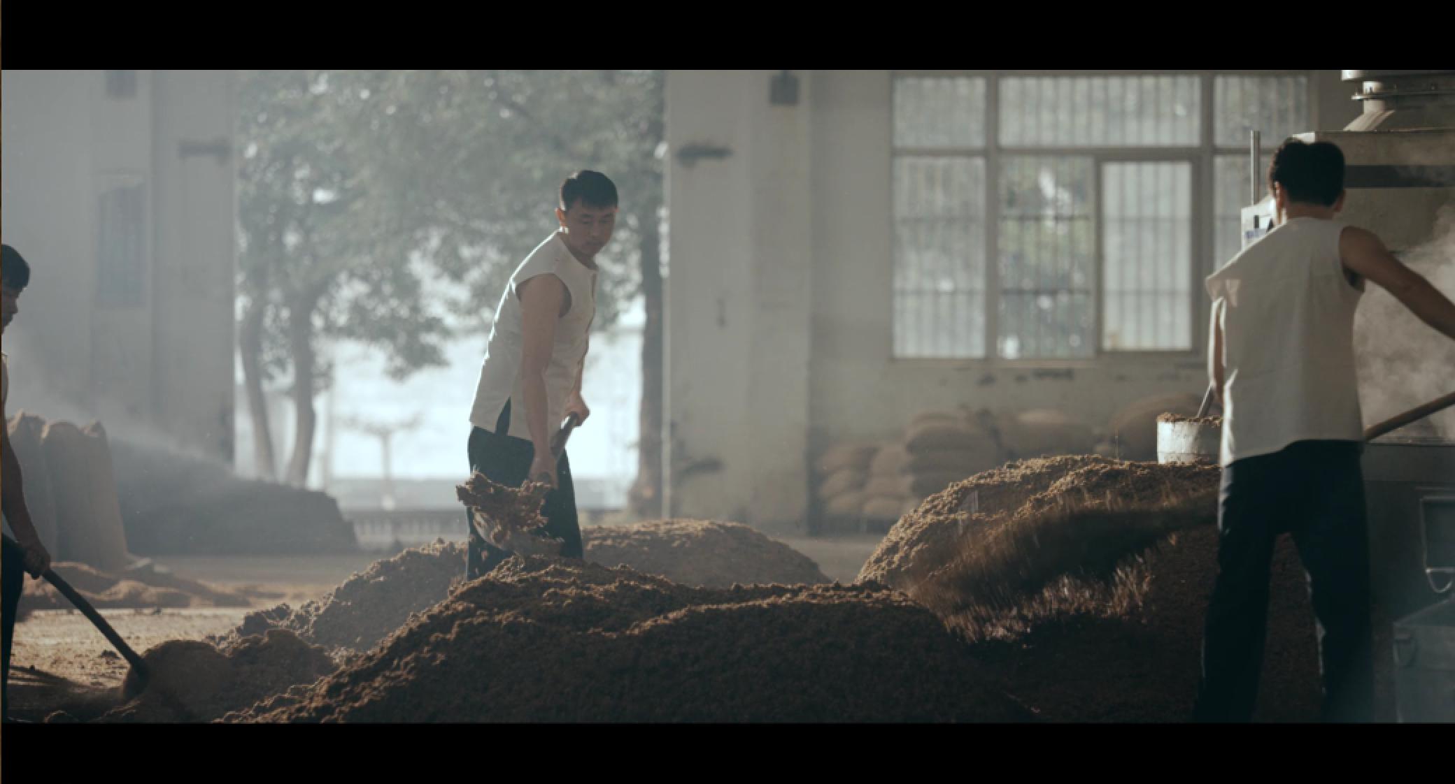 酿酒大师？谈不上，我只是个对酿酒存着敬畏之心的酿酒工