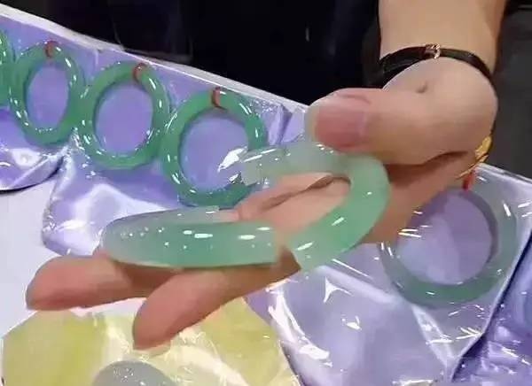 什么样的玉镯值50万 (什么样的玉镯价值20万)