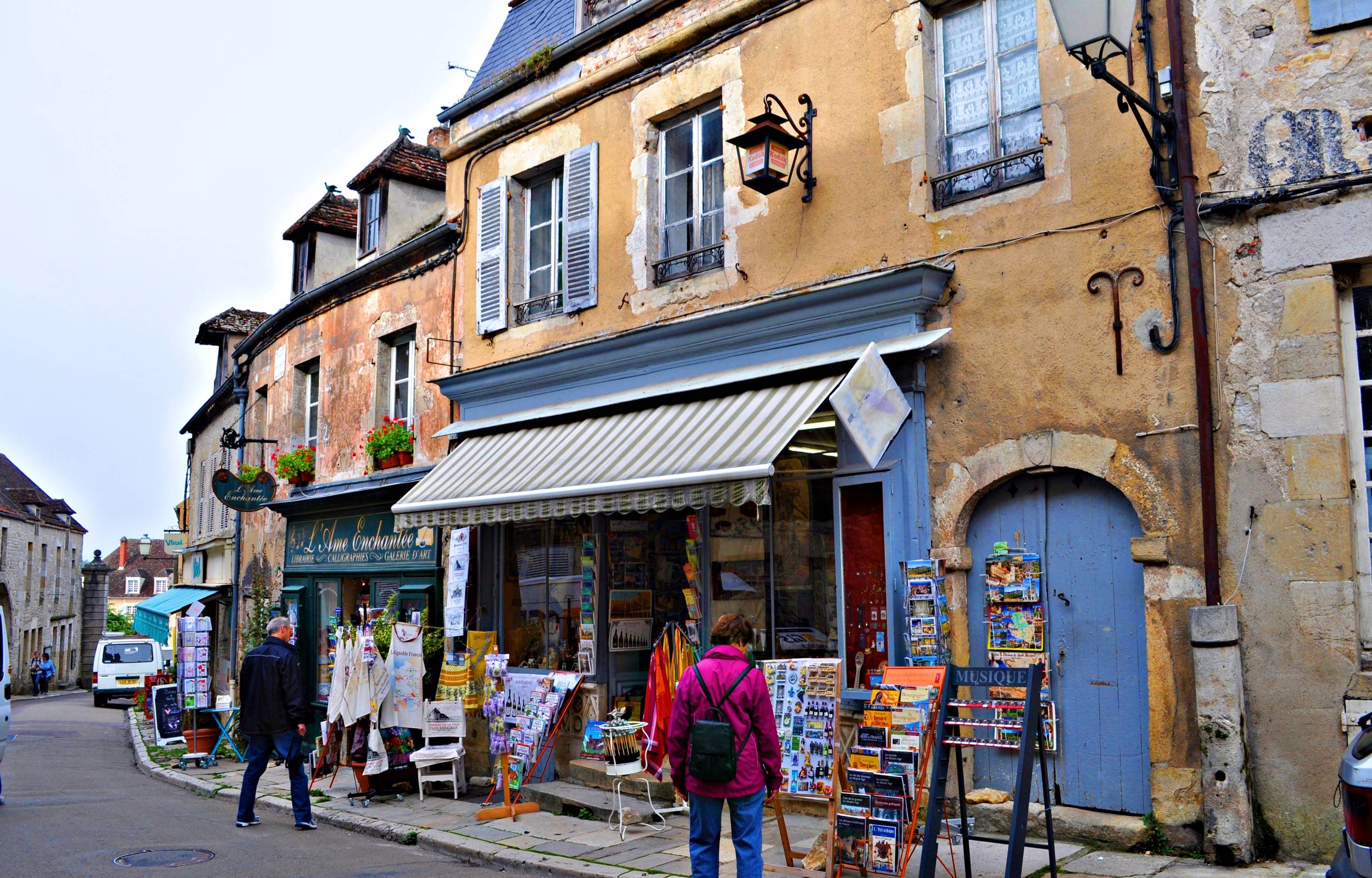 这个神秘又秀丽的法国弹丸小城，曾与耶路撒冷、梵蒂冈、圣雅克齐名，贵为世界宗教圣地