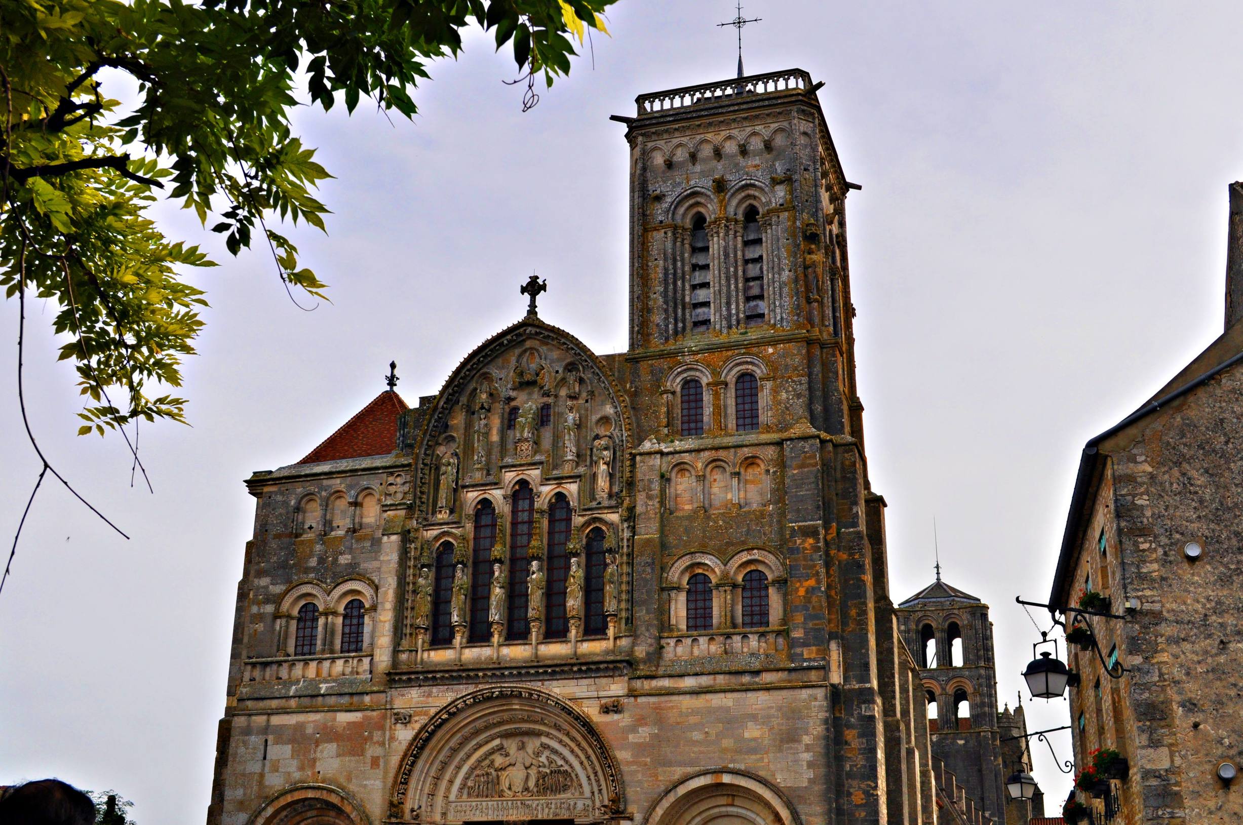 这个神秘又秀丽的法国弹丸小城，曾与耶路撒冷、梵蒂冈、圣雅克齐名，贵为世界宗教圣地