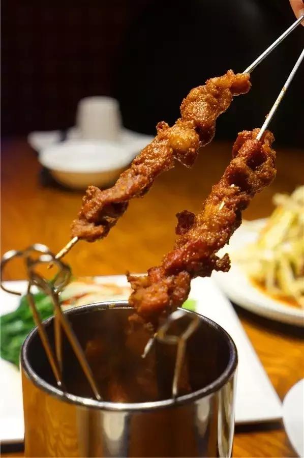 蒙眼用剪刀做面,服了!这么牛X的店居然系佛山的10年老字号!东家好吃才是硬道理!