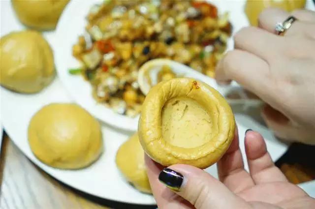 蒙眼用剪刀做面,服了!这么牛X的店居然系佛山的10年老字号!东家好吃才是硬道理!