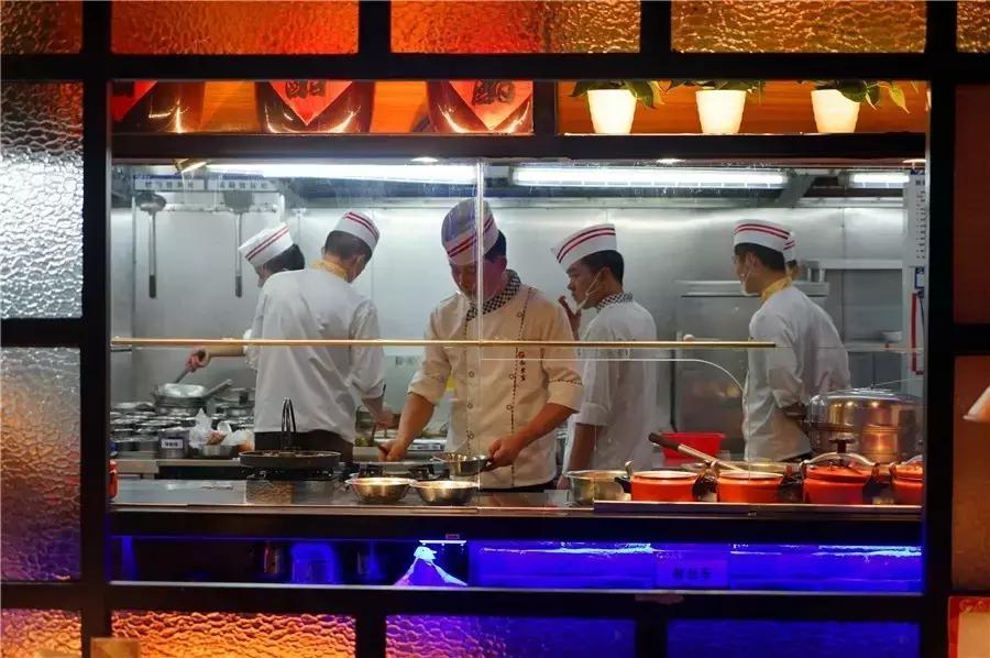 蒙眼用剪刀做面,服了!这么牛X的店居然系佛山的10年老字号!东家好吃才是硬道理!