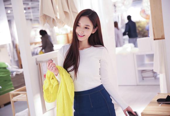 孙允珠一袭黑色丝绒露肩连衣裙,孙允珠夏日t恤