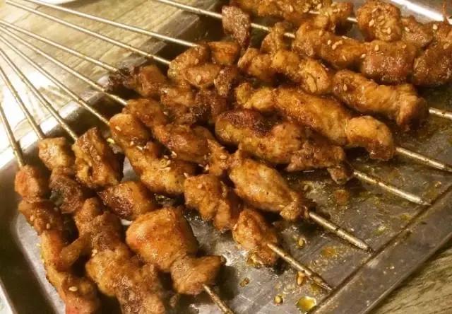 青岛美食探店台东撸小串,青岛撸串哪家好吃