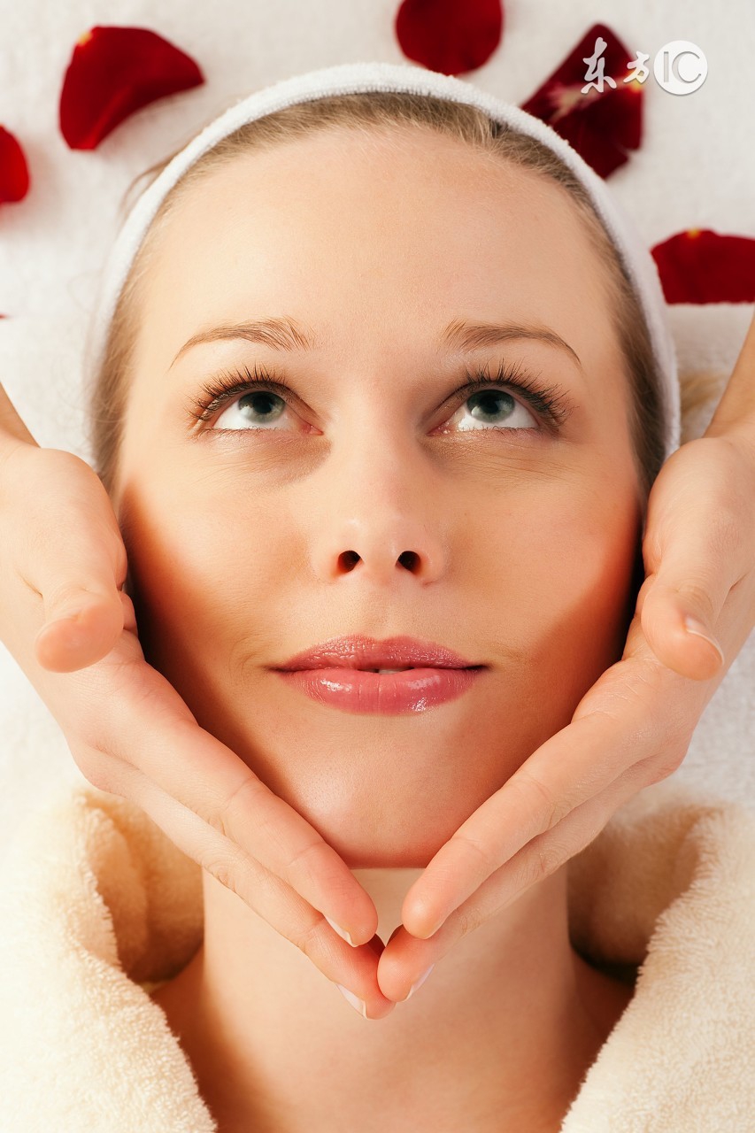 法令纹很深看起来却很年轻,年轻但是有很深的法令纹