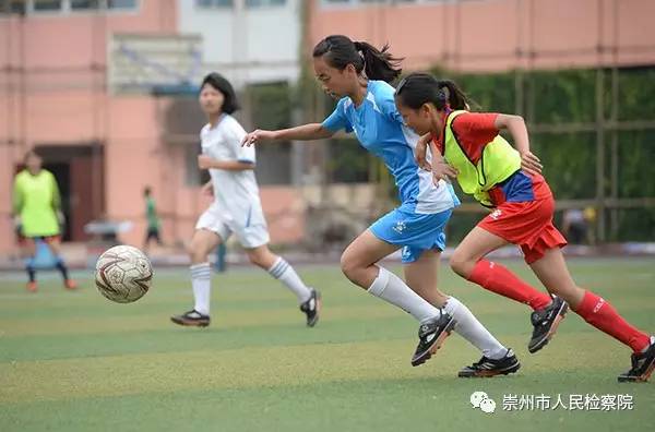 四川成都小学足球队输球获安慰,学校足球队毫无悬念夺冠