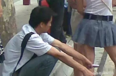 靓女注意!肇庆街头出现变态猥琐男,公交车站*拍偷**女性裙底