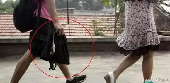 靓女注意!肇庆街头出现变态猥琐男,公交车站*拍偷**女性裙底