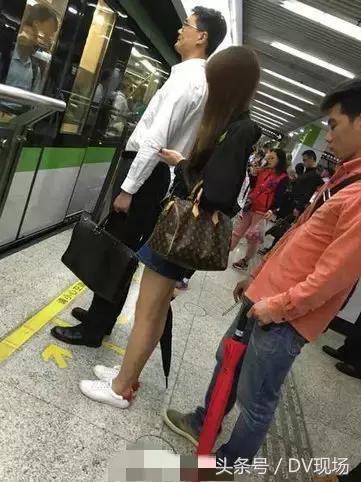 靓女注意!肇庆街头出现变态猥琐男,公交车站*拍偷**女性裙底