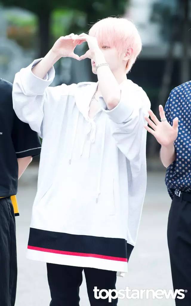 一周爱豆穿衣榜｜款爷DIY服装SWAG满分卡皇时髦翻天允儿小公主