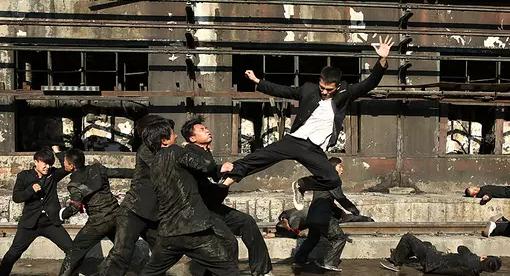 《青禾男高》:端着日本打日本的荒诞