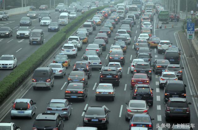 高速遇堵车七个细节决定你的安全,在高速堵车时想去厕所怎么办