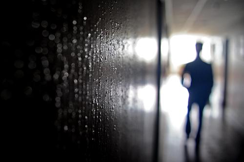 拖完地地板有腥味是咋回事,拖完地砖有腥臭味