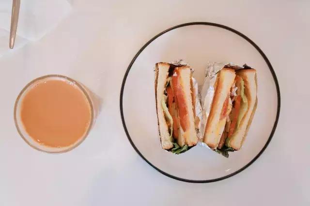 全武汉的轻食店就他任性，开在都是五金店的*意民**一路，竟然生意爆棚，什么来头？