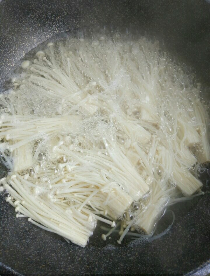 麻辣拌金针菇的10道做法,凉拌爽口金针菇教程