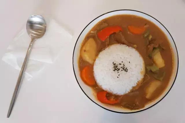 全武汉的轻食店就他任性，开在都是五金店的*意民**一路，竟然生意爆棚，什么来头？