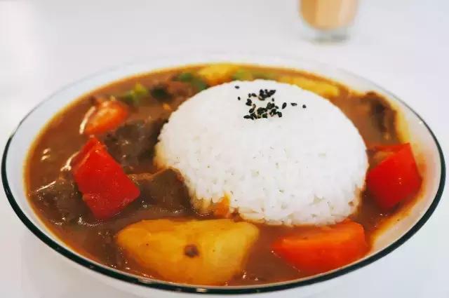 全武汉的轻食店就他任性，开在都是五金店的*意民**一路，竟然生意爆棚，什么来头？