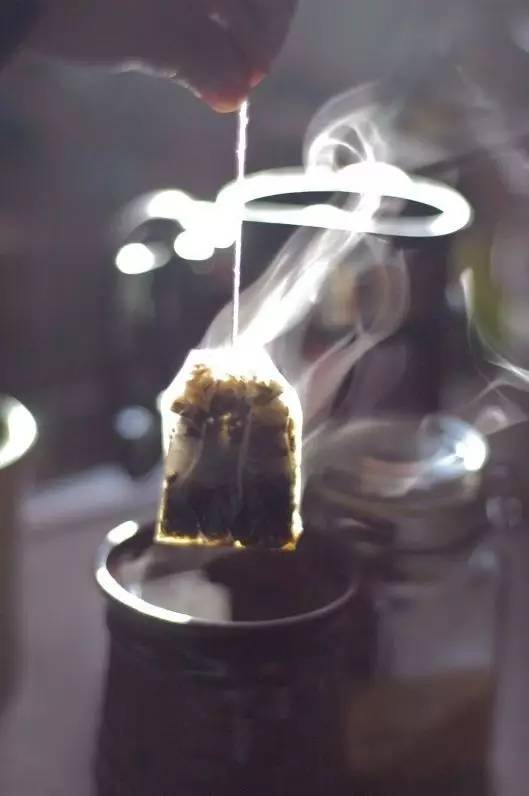 关于隔夜茶的这几个用途,隔夜茶有什么用处千万别扔