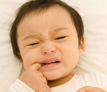 宝宝长牙痛吗,3岁半宝宝智齿位置长牙疼痛