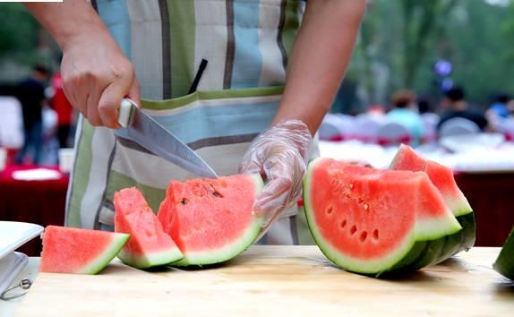 吃完西瓜拉肚子是红色,吃完西瓜就拉稀怎么办