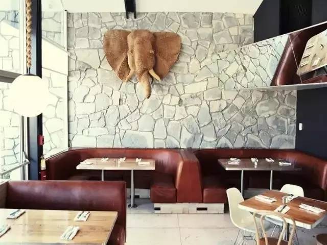 他是酒店界的乔布斯，一手创造出全世界最酷的酒店，还把跨界玩到极致