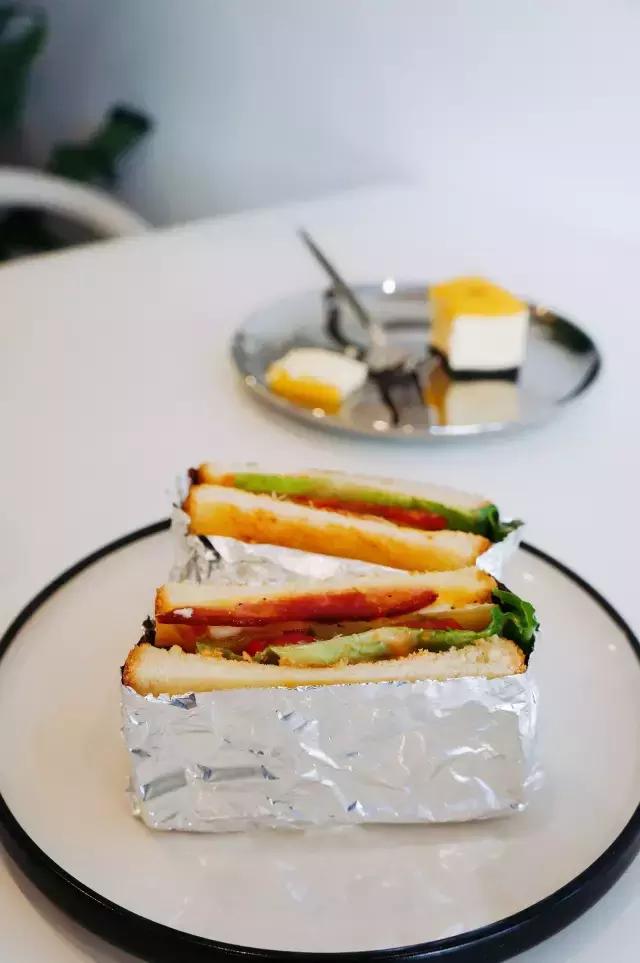 全武汉的轻食店就他任性，开在都是五金店的*意民**一路，竟然生意爆棚，什么来头？