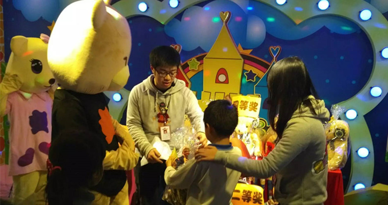 在路上，丹尼熊的游乐之路越走越宽