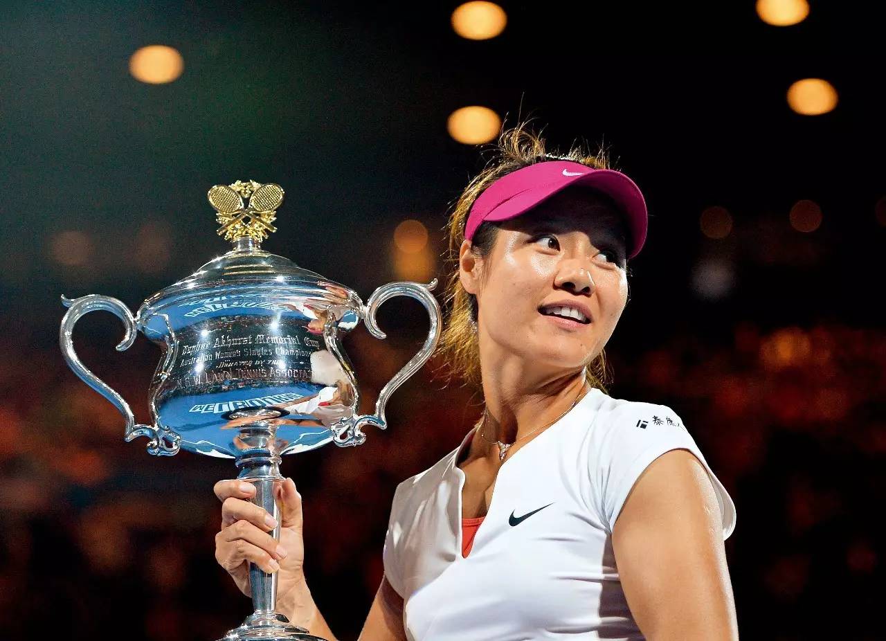 李娜温网元老赛首秀取开门红,李娜温网元老赛视频