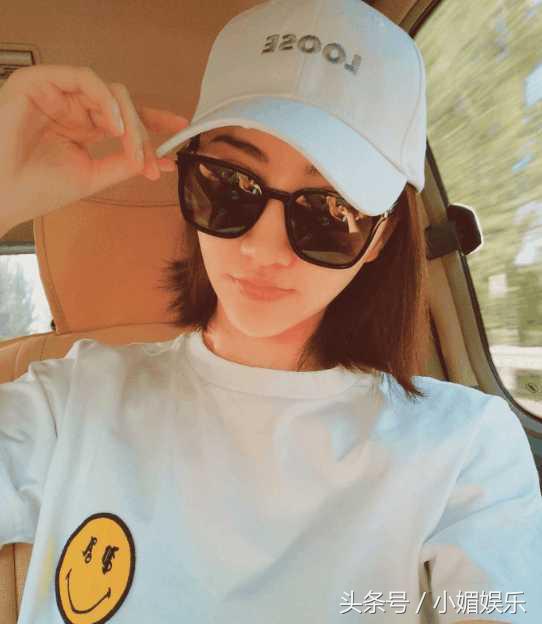 景甜晒嘟嘴自拍照回复评论：宝宝你脚臭景甜称呼的宝宝是谁？