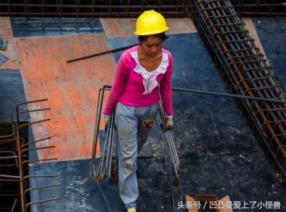 在工地上做工的女人,上班时候虽然满头大汗,然而她们下班后也是风情万种!