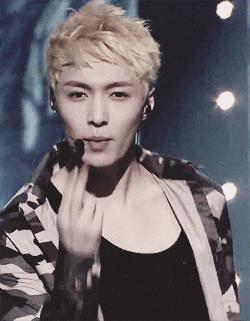 张艺兴说脚踏实地谋发展,张艺兴心里坚定理想一步步登顶