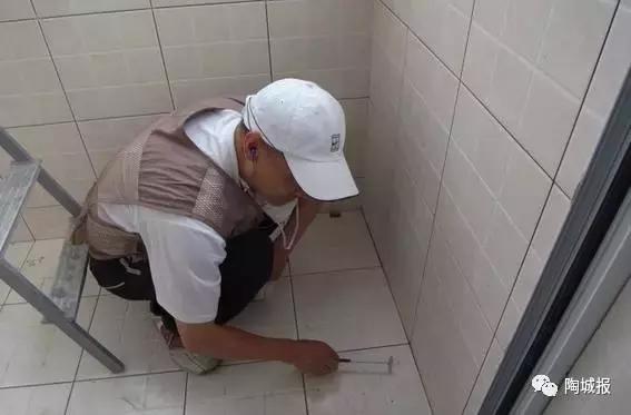 拖地后瓷砖有股鱼腥味是怎么回事,拖地后瓷砖缝有异味