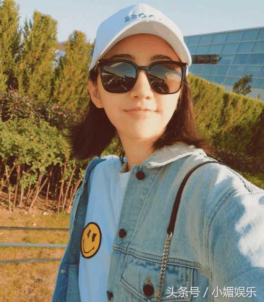 景甜晒嘟嘴自拍照回复评论：宝宝你脚臭景甜称呼的宝宝是谁？