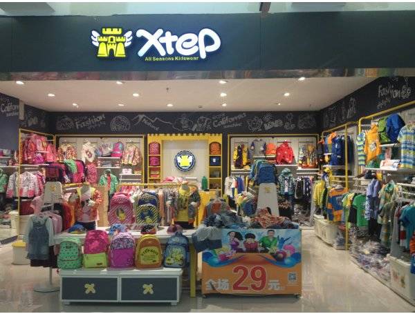 两亿人口下童装市场再起风云!国产四大体育品牌聚首新战场|商圈