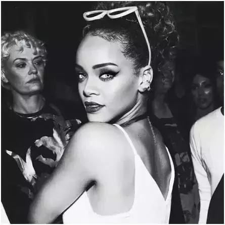 puma蕾哈娜同款鞋 (puma的蕾哈娜穿搭)