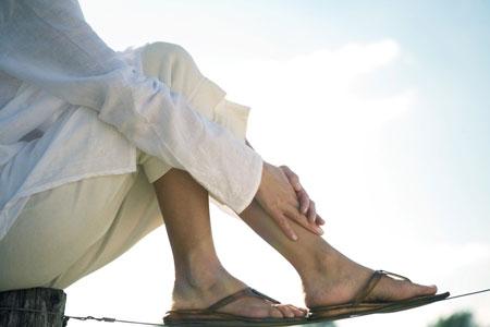 尿道口发红总觉得有液体流出来,尿道口流出来白色颗粒