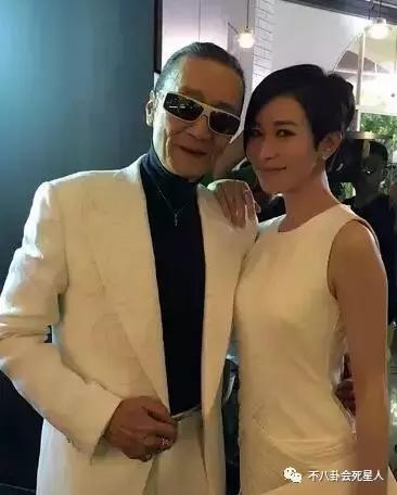 谢霆锋81岁老爸不仅能跟小女生恋爱，连复出拍戏都如此生猛