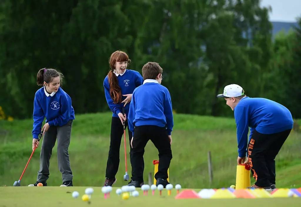 两亿人口下童装市场再起风云!国产四大体育品牌聚首新战场|商圈