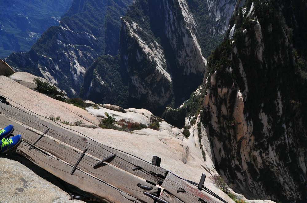 世界上最恐怖的栈道:由30多厘米宽的木板和条石搭建,上是悬崖绝壁,下是万丈深渊,仅靠一条铁索作为抓手